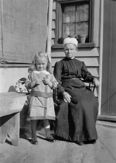 30-4 Grandmother & Jean_Feb 1916_web