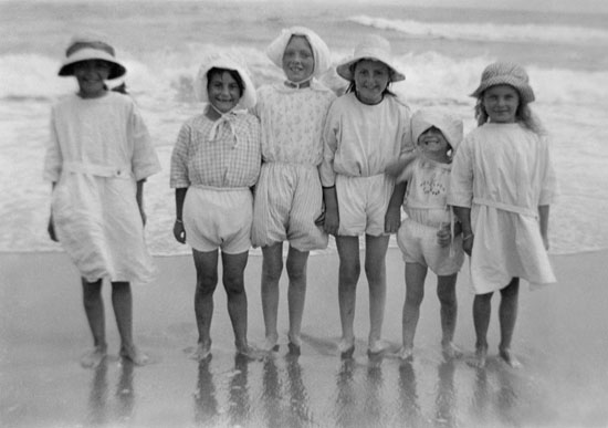 96-4 Children paddling Barwon Heads_26 Jan 1923_web